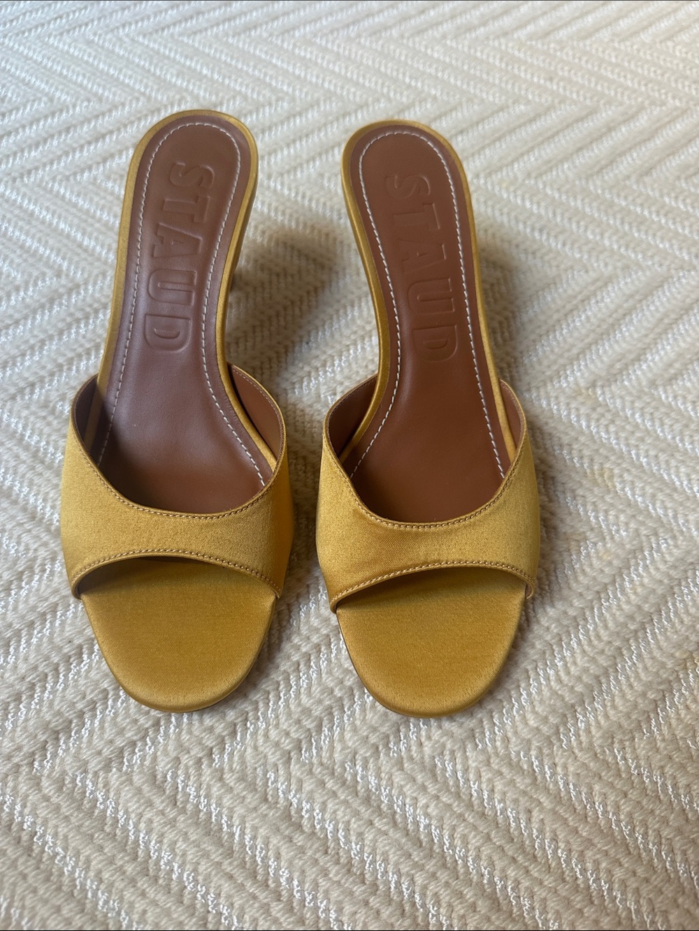 STAUD Brigitte Mule Yellow satin 37